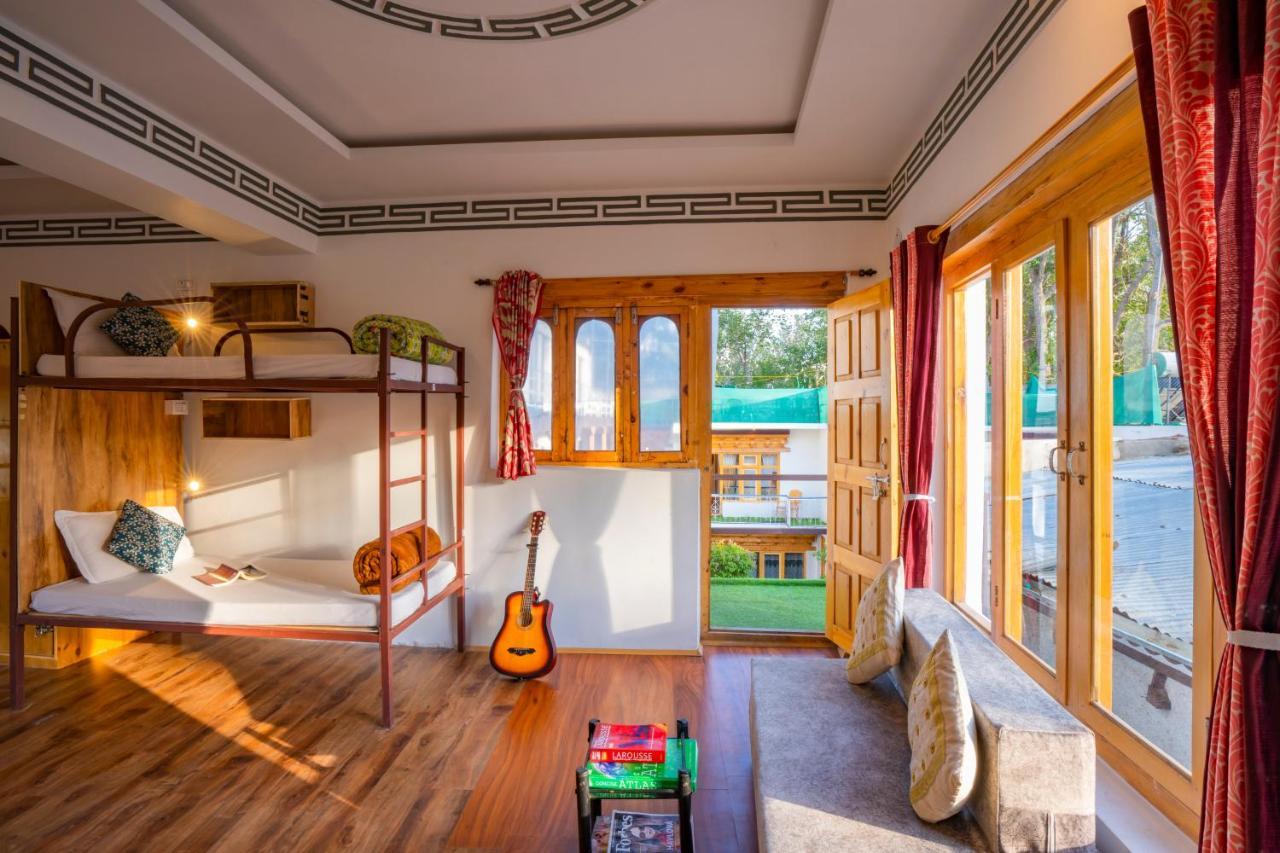 Rainbow Hostelier Лех Екстериор снимка