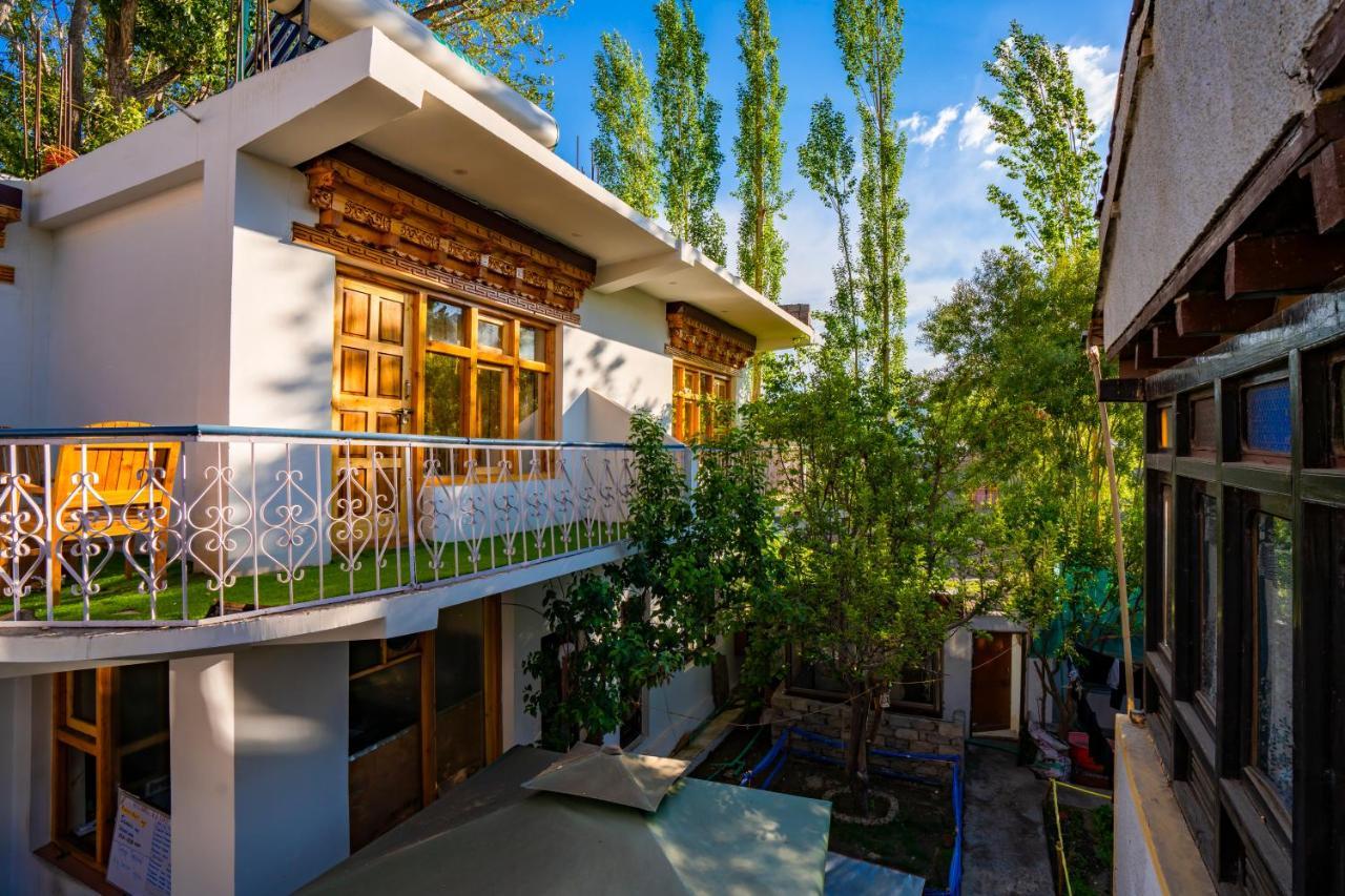 Rainbow Hostelier Лех Екстериор снимка
