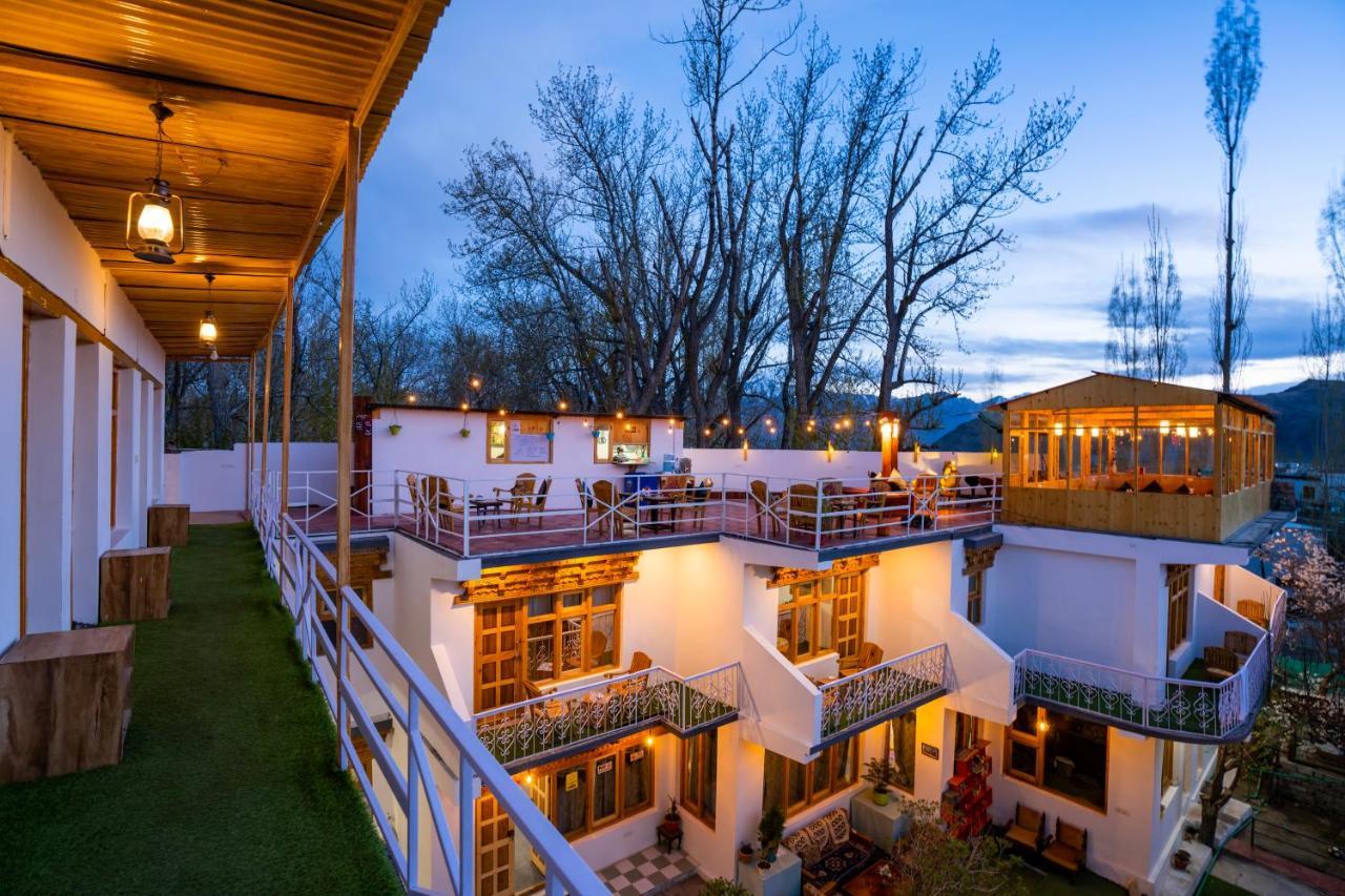Rainbow Hostelier Лех Екстериор снимка
