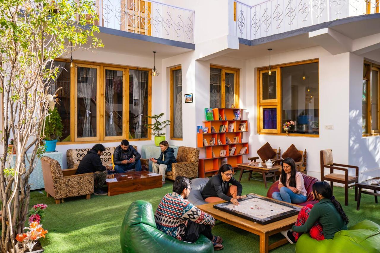 Rainbow Hostelier Лех Екстериор снимка
