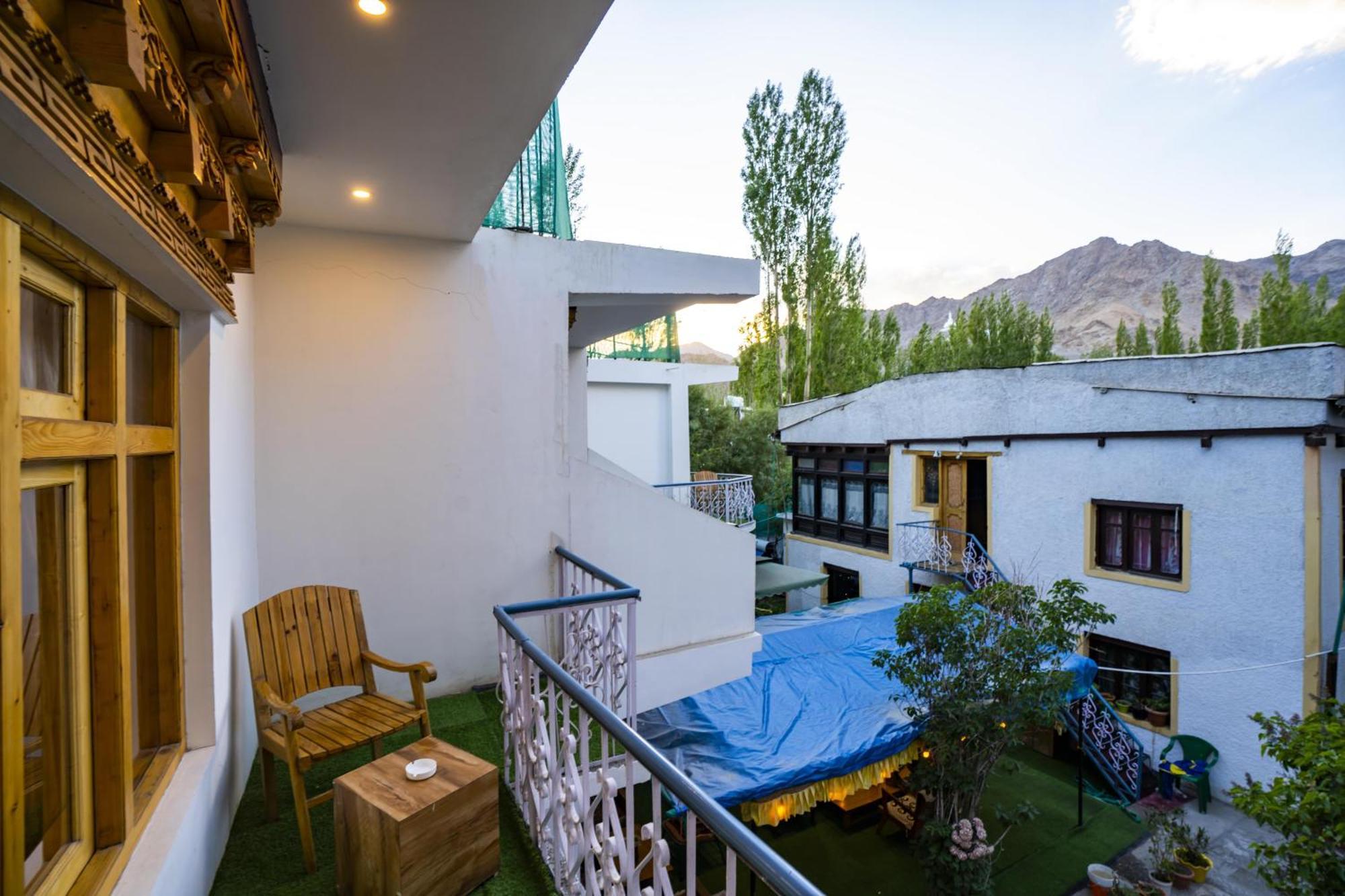Rainbow Hostelier Лех Екстериор снимка